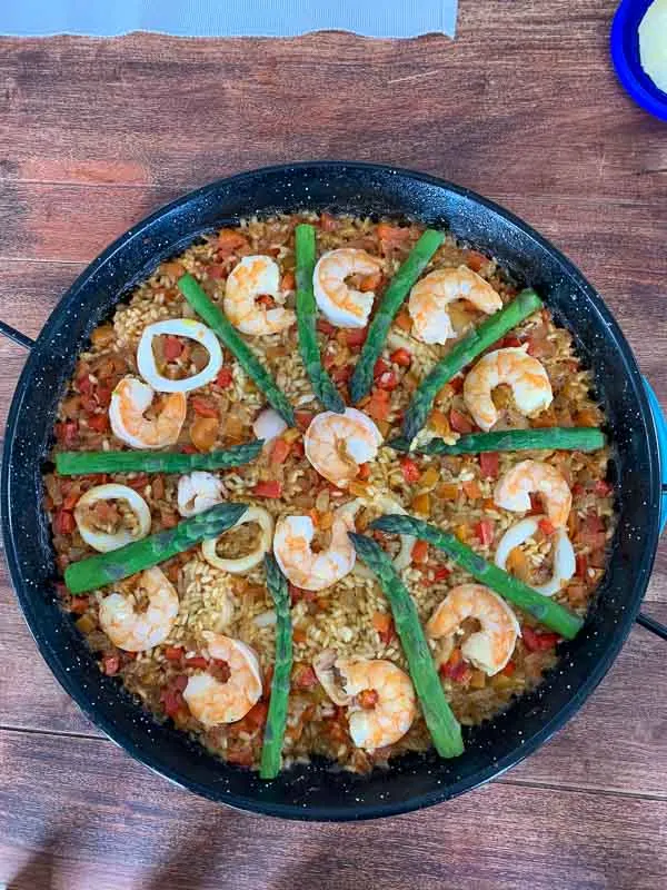 This image has an empty alt attribute; its file name is food-paella.webp